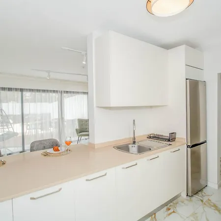Charming 3-br With Pool, En-suite Bathrooms & Parking, Amarilla Golf