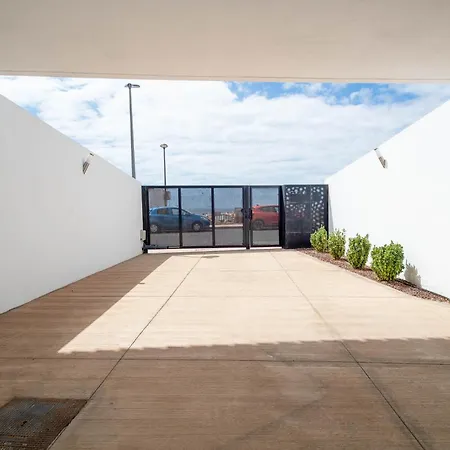 Charming 3-br With Pool, En-suite Bathrooms & Parking, Amarilla Golf