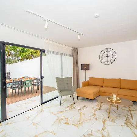 Charming 3-br With Pool, En-suite Bathrooms & Parking, Amarilla Golf